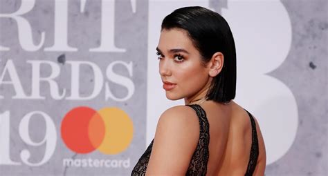 Brit Awards 2019 Dua Lipa Se Lució En La Alfombra Roja De Los Premios