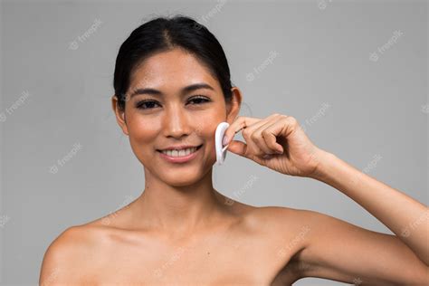 白で上半身裸の若い美しいアジアの女性 プレミアム写真