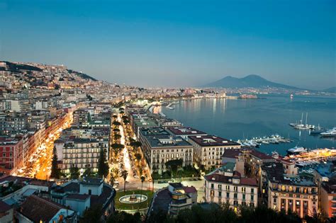 Presso il tribunale di napoli, aut. Napoli: città più bella d'Italia, lo dice il Telegraph
