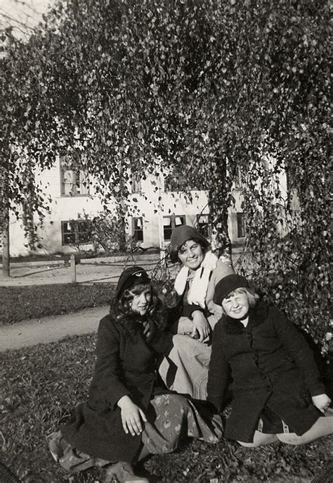 en kvinna har satt sig med två flickor i en trädgård kulturparken småland smålands museum