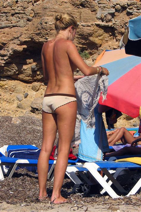 Sienna Miller Nua Em Beach Babes