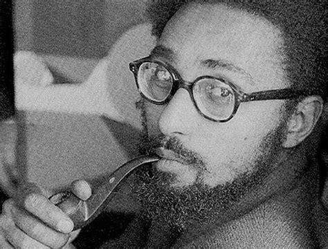 Çağdaş heykel sanatı 'nın öncülerinden kabul edilen acar, demir, çivi ve tel kullanarak yaptığı ve şiirsellikle bezediği eserleri ile tanındı. Kuzgun ACAR Kimdir | Kuzgunun Kuşları