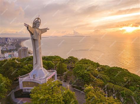 Premium Photo Top View Of Vung Tau With Statue Of Jesus Christ On
