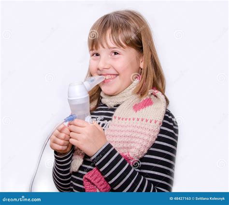 Предназначенная для подростков девушка с Nebulizer в руках Стоковое Изображение изображение