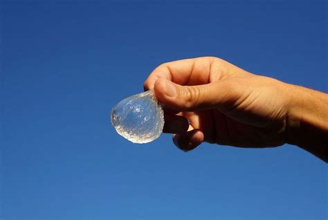 Bolle commestibili piene di acqua da bere sostituiranno le ...
