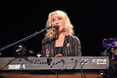 Fleetwood Mac's Christine McVie dies at age 79 - ABC News