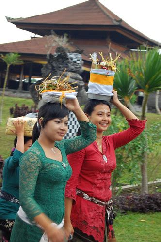 Young Balinese Women As I Was Leaving Besakih Temple In Ba Flickr