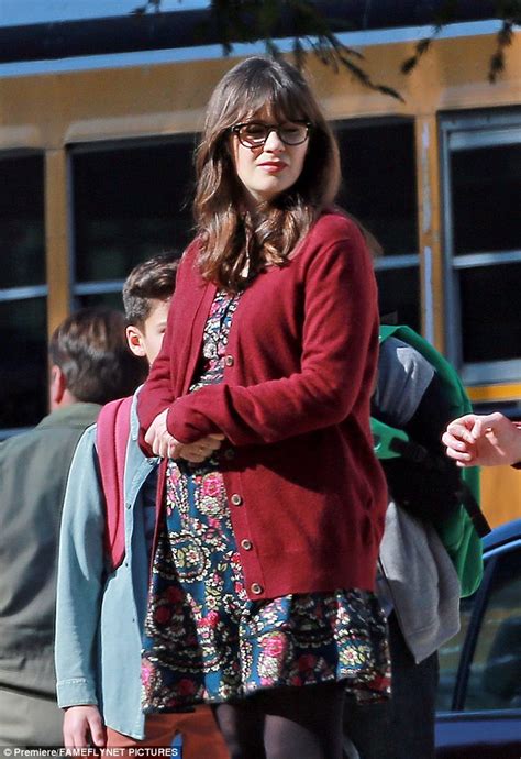 Zooey Deschanel Shows Off Baby Bump As She Films New Girl Daily Mail