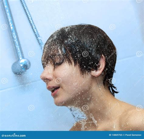 het baden van de jongen onder een douche stock afbeelding afbeelding bestaande uit alleen