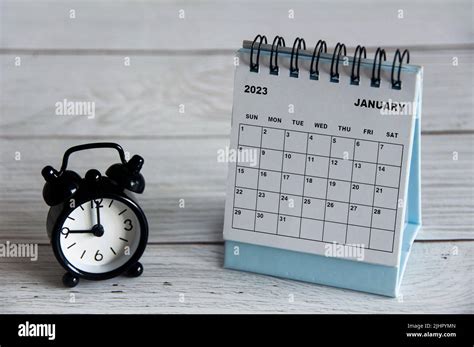 Calendario De Escritorio Blanco De Enero De 2023 Con Alarma Negra