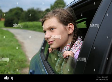 Kind Schaut Aus Dem Fenster Hi Res Stock Photography And Images Alamy