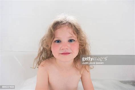 Blonde Girl Washing Hair ストックフォトと画像 Getty Images
