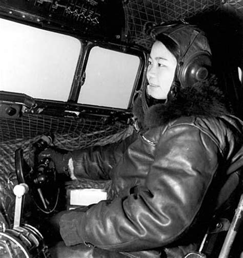 65年前的妇女节 新中国首批女飞行员受阅起飞 中国军网