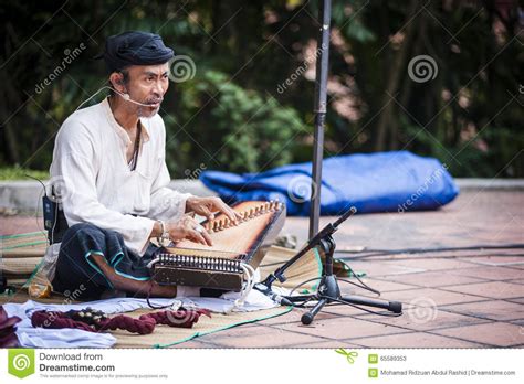 • esecutore con un livello medio di scolarità ⇒ determina la superficie s di un cerchio di cui è noto il • esecutore che non conosce π ⇒ la superficie di un cerchio è s = πr2 e π indica pi greco ed è 3.1415 Musicista al sito storico fotografia stock editoriale ...