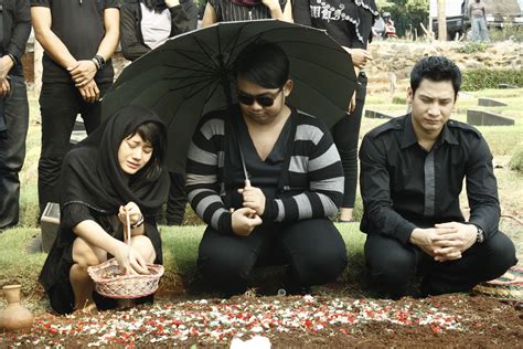 Dinda hauw, marcia caroline, surya saputra and others. Ayah, Mengapa Aku Berbeda?