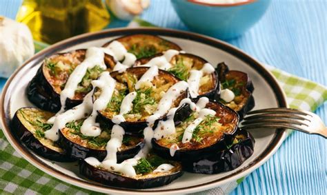 Hoy te traemos 10 recetas con berenjenas para que te atrevas a preparar esta verdura de una manera diferente cada día. Receta de Berenjenas con salsa de yogur