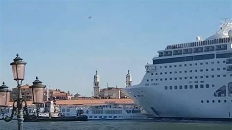 5 Injured In Venice As Cruise Ship Slams Into Tourist Boat