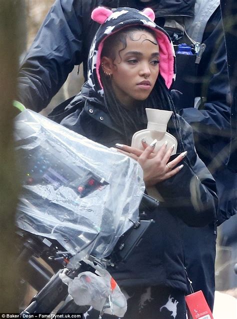 Fka Twigs Directs Music Video In Uk While Beau Robert Pattinson Steps Out Solo In La Daily