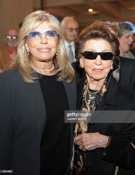 Frank Sinatras Daughter Nancy Poses With Her Mother Nancy Barbato