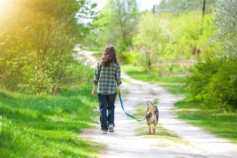 Mujer Joven Con Su Perro Caminando — Foto De Stock © Vvvita 46333029