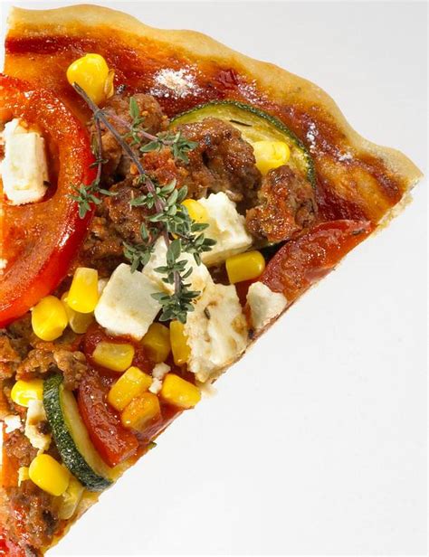 Der pizzateig wird mit hackfleisch, schafskäse und tomaten belegt und pikant gewürzt. Griechische Hackfleisch-Pizza Rezept | LECKER