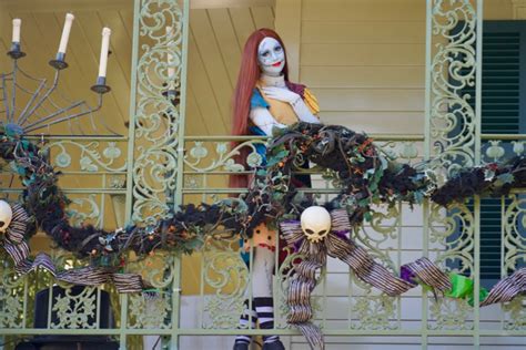 Jack And Sally Greet Guests At Disneyland For Halloween 2021 Photos