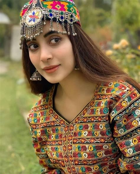 Pakistani Actresses Look Gorgeous In Traditional Headpieces