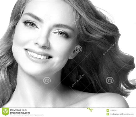 Retrato De La Cara De La Belleza De La Mujer Con La Piel Sana Blanco Y