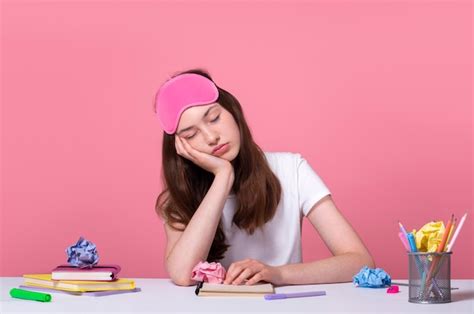 Una Estudiante Cansada Se Durmió Mientras Se Preparaba Para El Examen Y