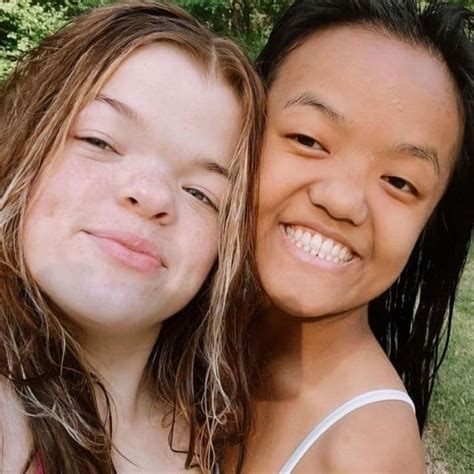 7 Little Johnstons Emma Johnston Lets It All Hang Out In Colorful Bikini