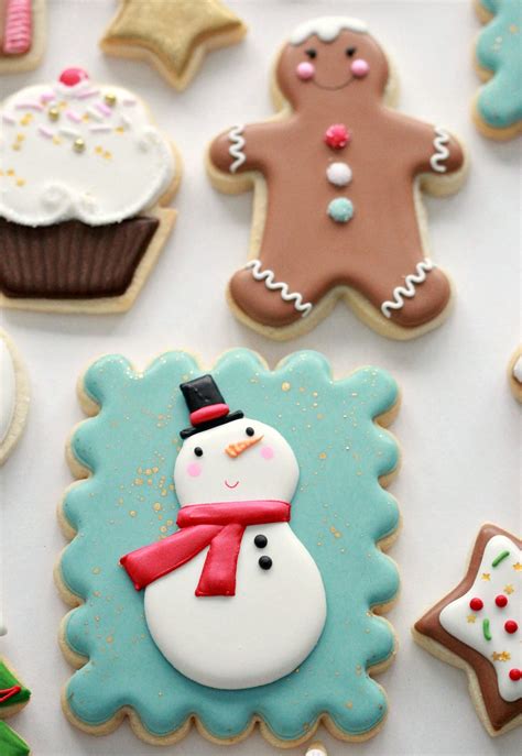 To outline the cookie, think of the icing like a string that you're trying to lay down, rather than something to be dragged or pulled around like ink from a pen or brush. Royal Icing Cookie Decorating Tips | Sweetopia