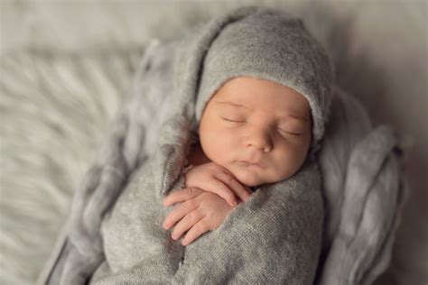 Il Servizio Fotografico Newborn Di Leonardo Fotografo Newborn Neonati Bambini Cuneo Enrico