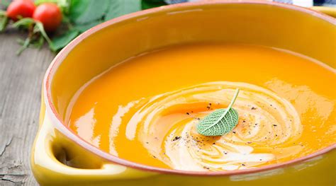 Impiattare la vellutata creando un triangolo con delle listarelle di porro e porre al centro 5/6 chips di patate, una sopra l'altra. Ricetta anticolesterolo: vellutata di zucca e porri | Danacol