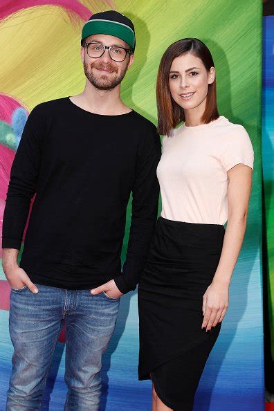 Das bild, um das es geht, zeigt lena nur in unterwäsche bekleidet vor einem badezimmerspiegel. Lena Meyer-Landrut und Mark Forster heißen Baby willkommen
