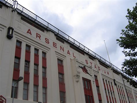 Katso, millaisia toimintoja sivua hallinnoivat ja sisältöä julkaisevat ihmiset tekevät. Arsenal Stadium