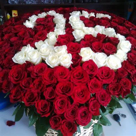25th wedding anniversary gift for him. 25th Anniversary Roses as 100 flowers in Red and White