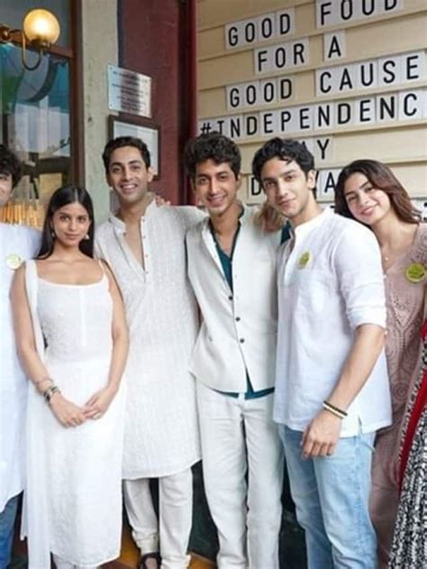 Suhana Khan Khushi Kapoor Agastya Nanda And The Archies Gang