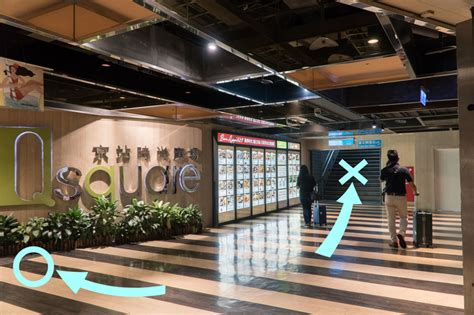 巴士站 • 巴士總站 • 路邊總站 • 公共運輸交匯處 • 停車灣 • 落客站 • 必停站 • 鐵路站 • 站長室 • 站牌 • 候車亭 • 乳豬紙 • 乳豬盤 • 乘客須知 • 乘客通告 • 乘客指示牌 • 班次顯示屏 • 到. 【2021 台北車站交通攻略】從台北車站到台北轉運站搭客運的走法，拖行李也沒問題! | TripMoment 時刻旅行