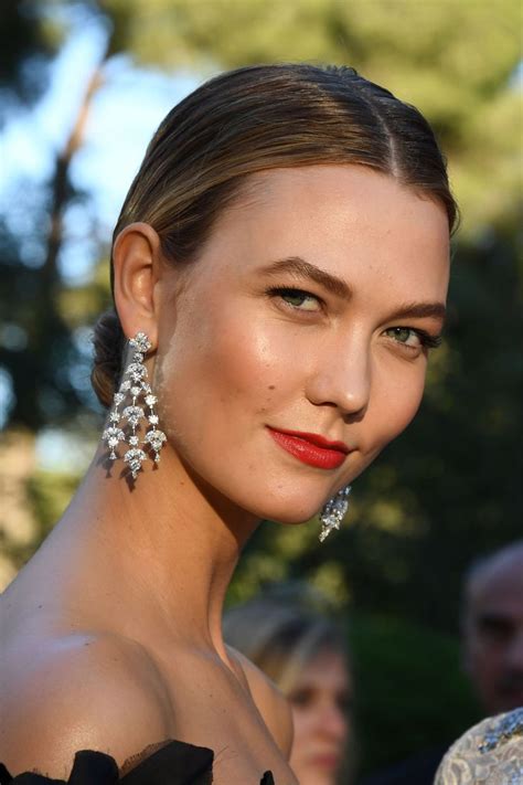 Karlie Kloss Always Wears These 5 Beauty Trends — And No One Has Noticed