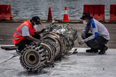 In Indonesia Plane Crash Inquiry New Focus On Possible Aircraft