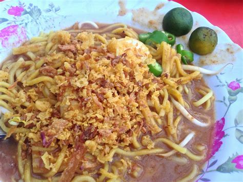 I used to go to stulang laut for the best mee rebus i know, now no more. food+road trip: Mee Rebus Stulang Laut @ JB, Malaysia.