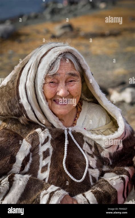Inuit Woman Arctic Bay Baffin Island Canada Stock Photo Alamy