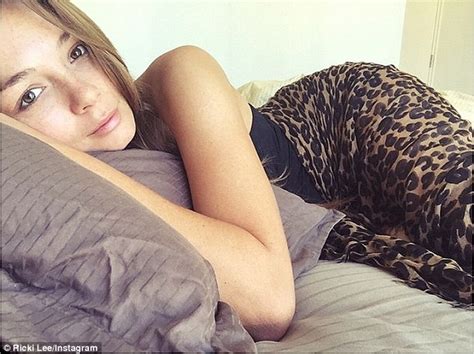 Ricki Lee Coulter Ditches Primping In A Selfie Shared Straight From Her Bed Daily Mail Online