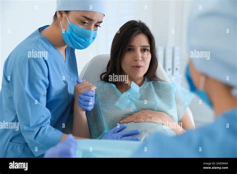 Woman Giving Birth Hospital Hi Res Stock Photography And Images Alamy