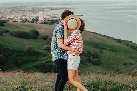 10 Cara Ciuman Bibir Romantis Yang Bikin Tergila Gila Beritagesit