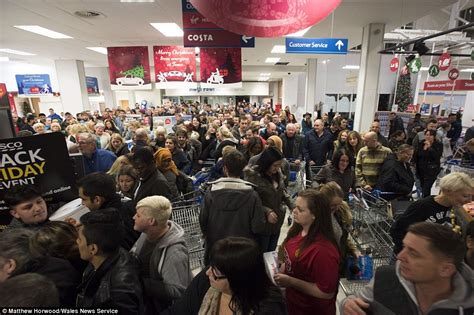 What Stores Are Doing Black Friday In England - Black Friday turns violent as shoppers fight over bargains | Daily Mail