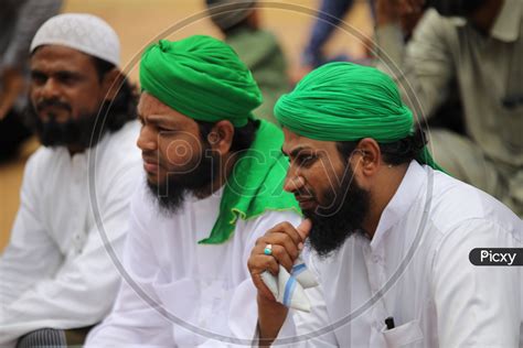 image of muslim man wearing green turban at jama masjid during ramdan ramzan prayers bc238579 picxy