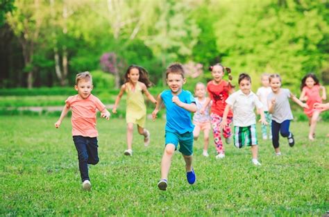 Muchos Niños Niños Y Niñas Diferentes Corriendo En El Parque En Un Día
