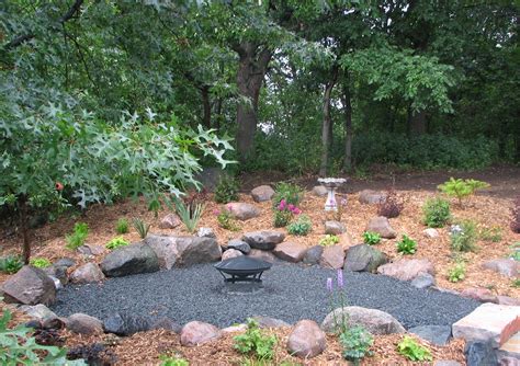 This landscaping design idea is perfect for suburban homes. Do It Yourself Landscaping - Landscape Ideas