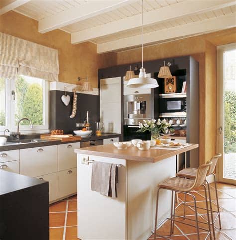 Utiliza diversos modelos de papel aleatoriamente, dejando huecos en blanco. Diseño de una cocina con barra de desayuno
